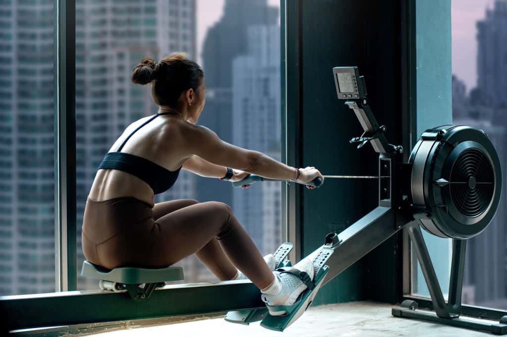 Un rameur d'entraînement pliable est ultra pratique pour s'entraîner chez soi © anatoliycherkas, Adobe Stock